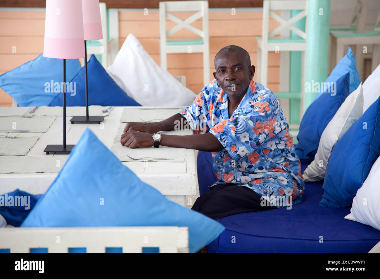 Un uomo che indossa maglietta colorata seduti sul divano, Burundi Bujumbura Mairie, Bujumbura Foto Stock