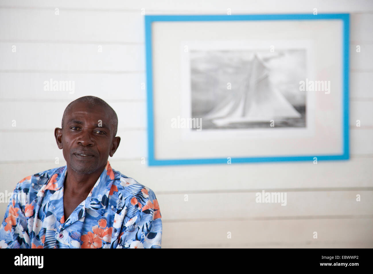 Ritratto di un uomo che indossa maglietta colorata accanto alla cornice immagine, Burundi Bujumbura Mairie, Bujumbura Foto Stock