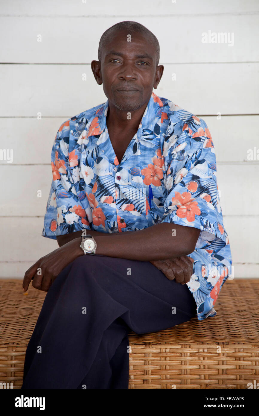 Ritratto di un uomo che indossa magliette colorate, Burundi Bujumbura Mairie, Bujumbura Foto Stock