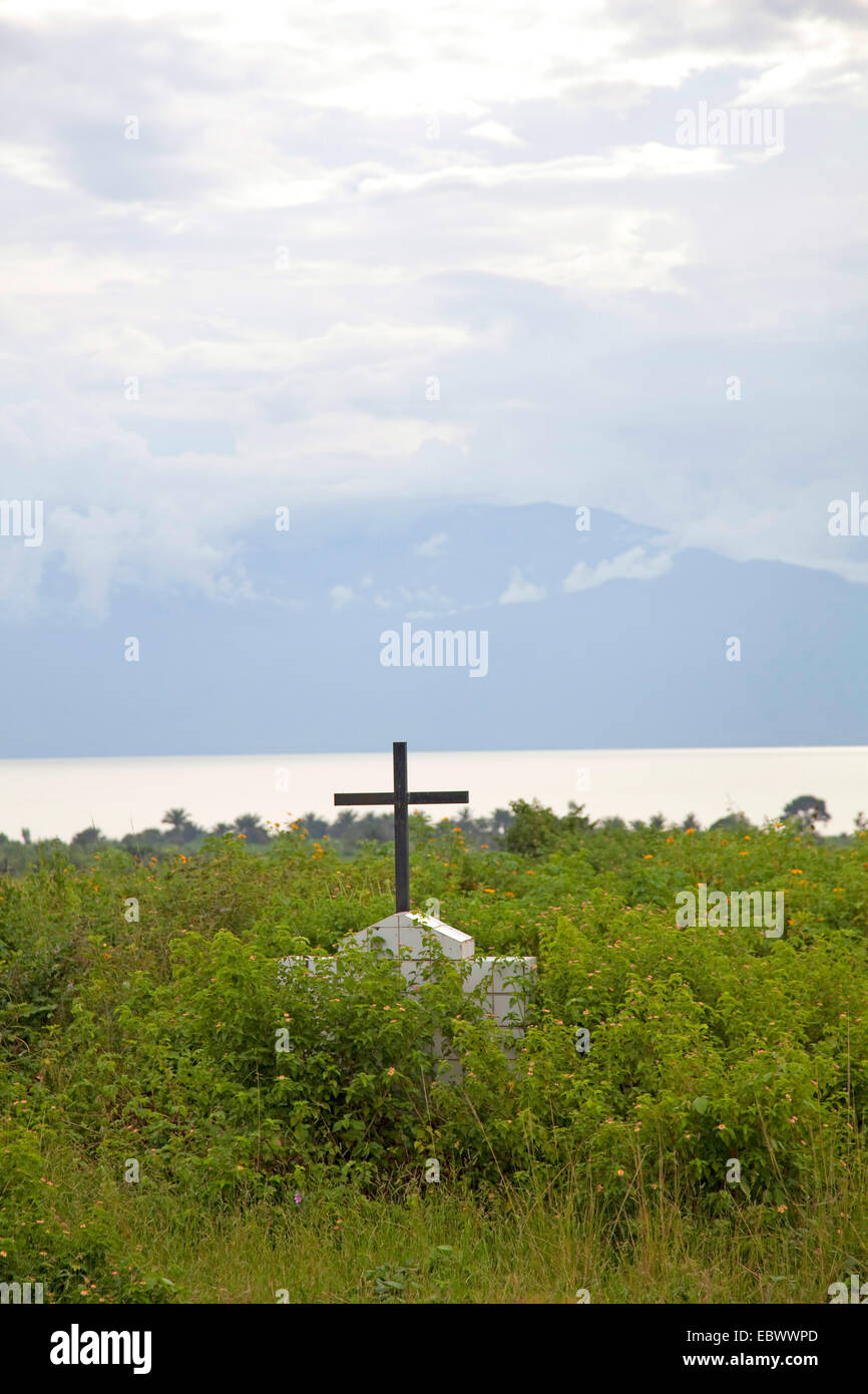 Savaged graves sul cimitero vicino Lago Tanganica, Burundi Bujumbura Mairie, Bujumbura Foto Stock