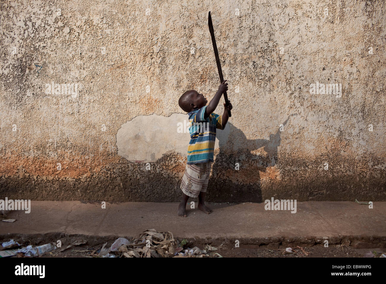 Little Boy a giocare con vecchi machete, Burundi Bujumbura Mairie, Bujumbura Foto Stock