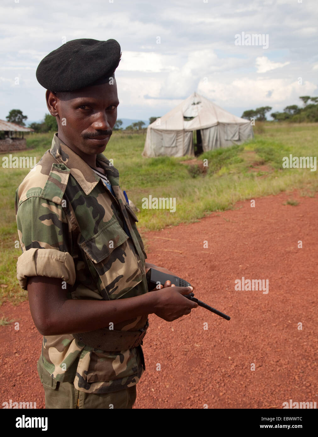 Soldato di guardia l'ingresso al Parco Nazionale de la Ruvubu nell est del paese, Burundi, Cankuzo, Nazionale Parc de la Ruvubu, Cankuzo Foto Stock