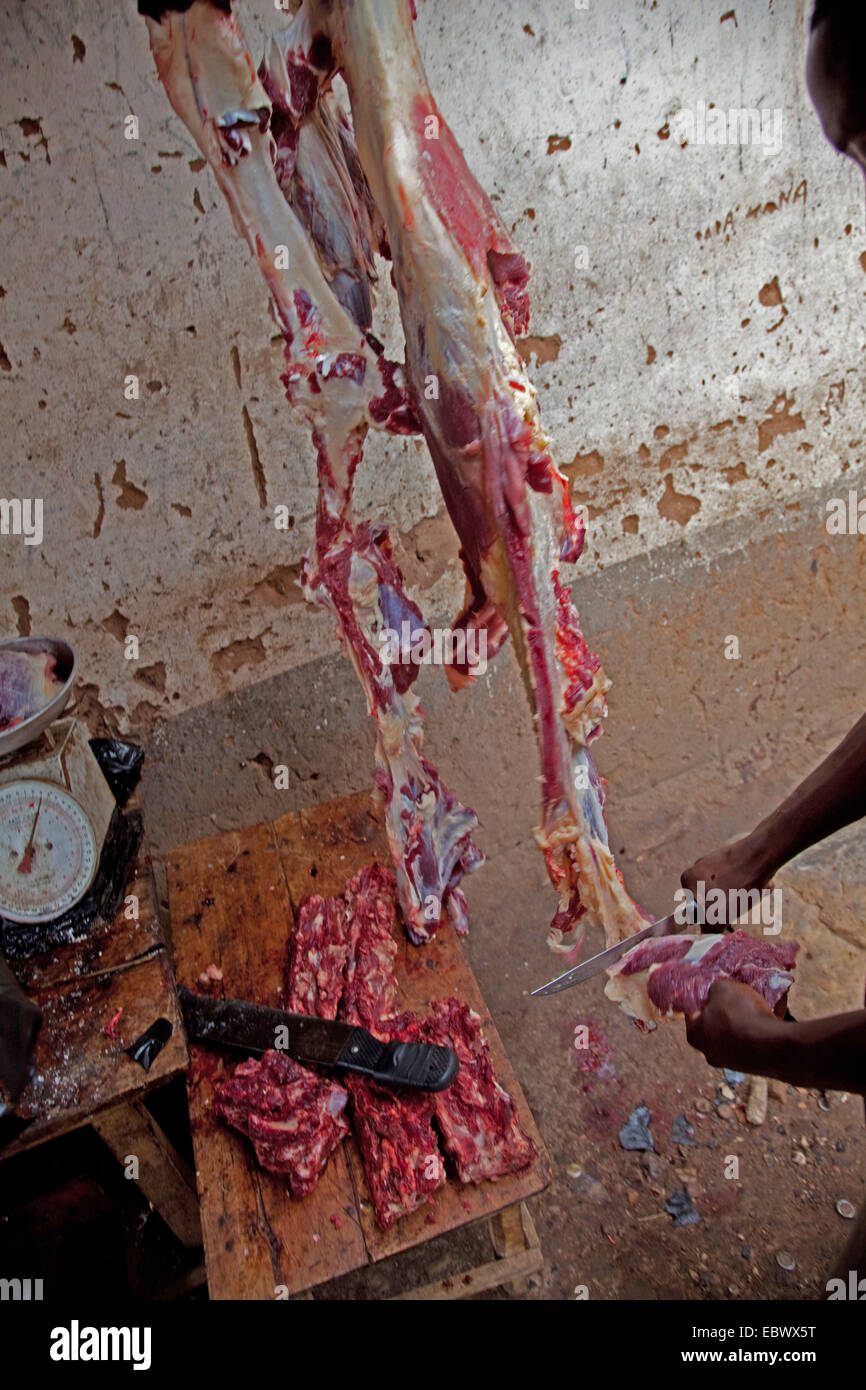 Butcher sul lavoro, mancanza di igiene, Burundi, Cankuzo, Cankuzo Foto Stock