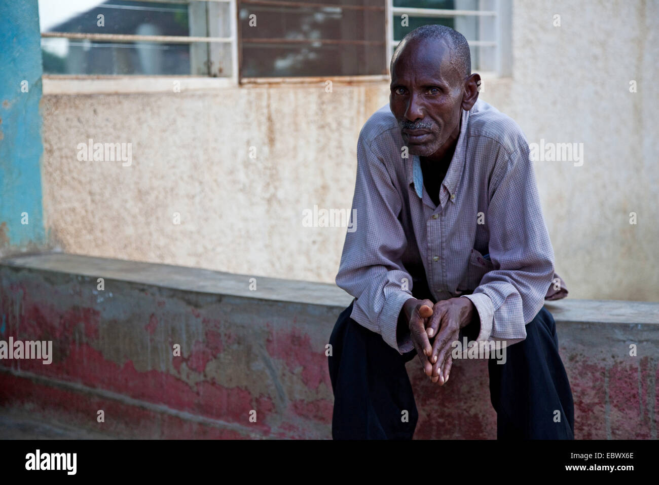 Ritratto di un vecchio uomo di fronte a un orfanotrofio in cui egli si prende cura di bambini, Burundi Bujumbura Marie, Bujumbura Foto Stock