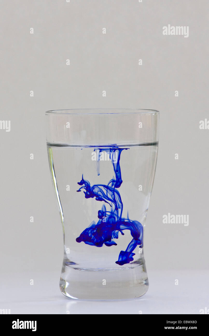 Dispersione di inchiostro blu in acqua glas, Germania Foto Stock