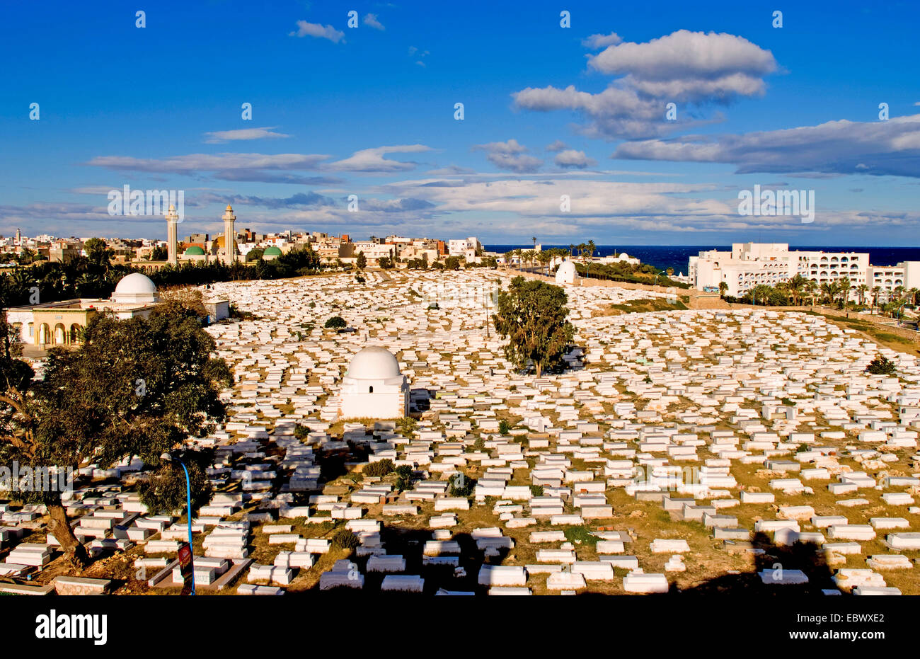 Vista aerea dal di sopra del Mausoleo di Bourguiba e il cimitero di Sousse Monastir, Tunisia Foto Stock