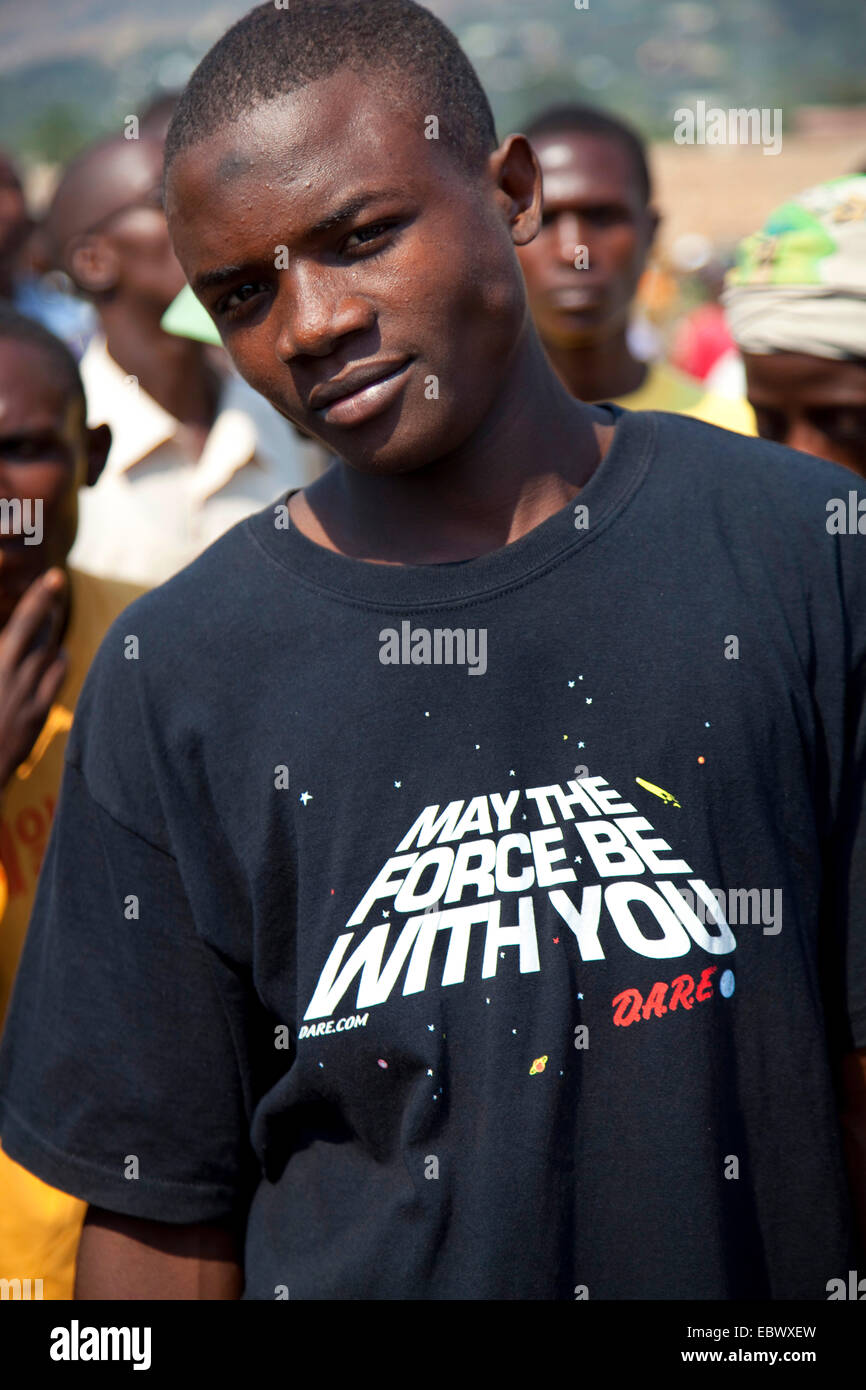 Giovane uomo che indossa una maglietta con la scritta " la forza sia con voi da 'Starwars', Burundi Bujumbura Marie, Bujumbura Foto Stock