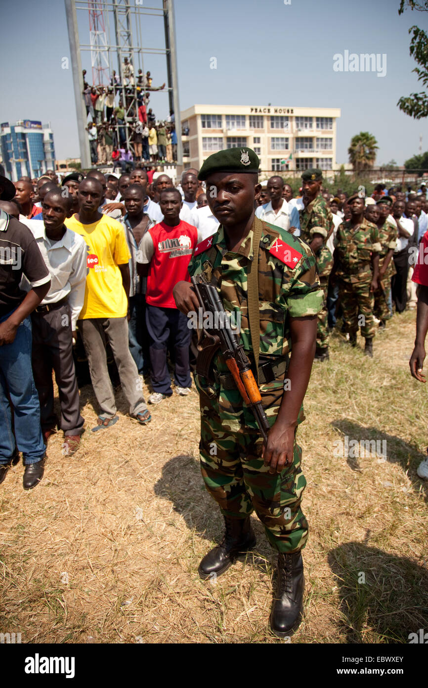 Soldati armati davanti a una folla di persone nel corso di un evento al Giorno di Indipendenza (Juli 1), Burundi Bujumbura Marie, Bujumbura Foto Stock
