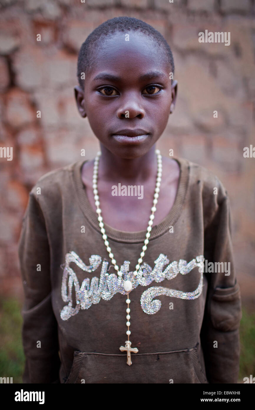 Ritratto di giovane ragazza con rosario, Burundi, Karuzi, Buhiga Foto Stock