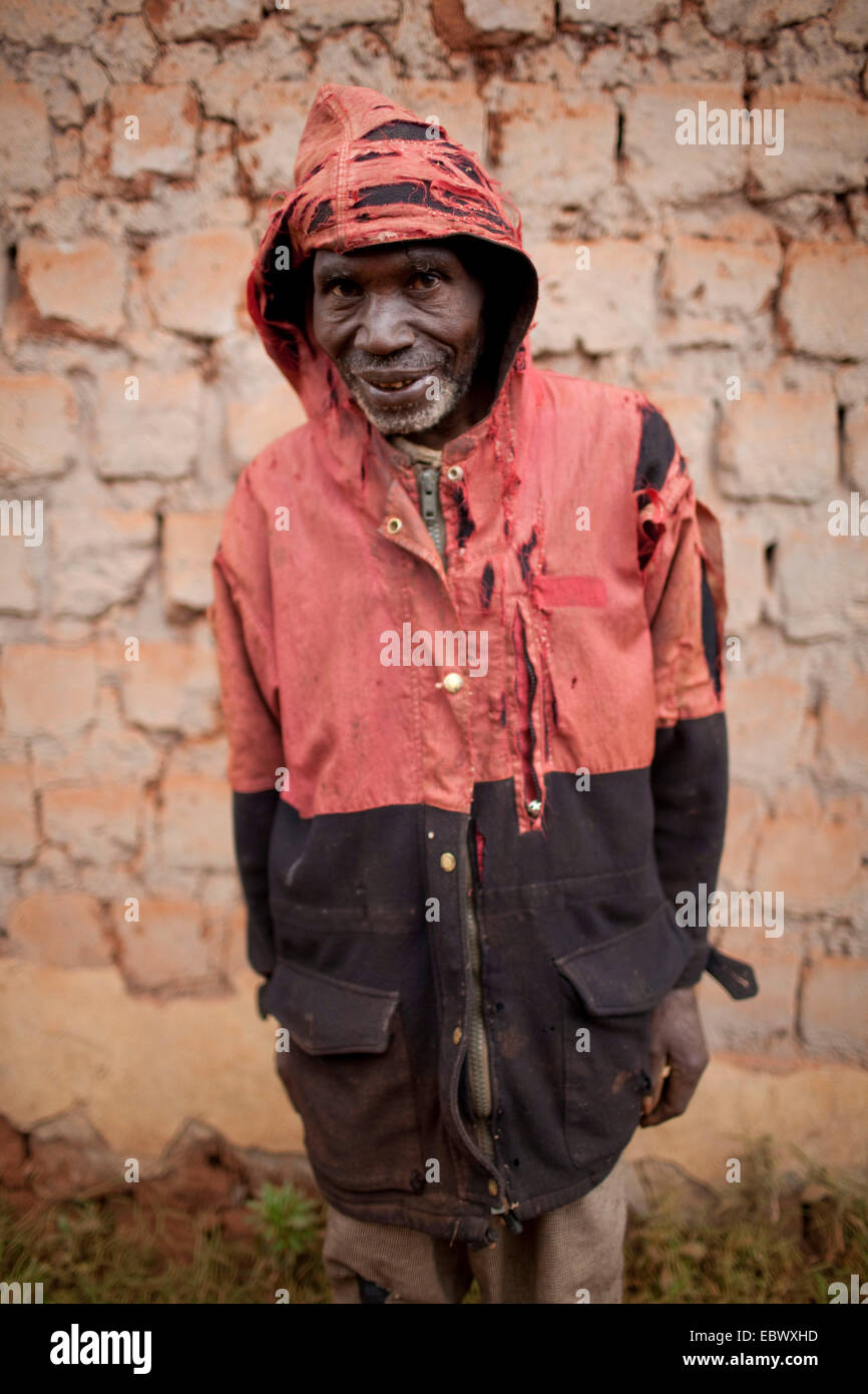 Ritratto di un vecchio uomo che indossa usurati camicia, Burundi, Karuzi, Buhiga Foto Stock