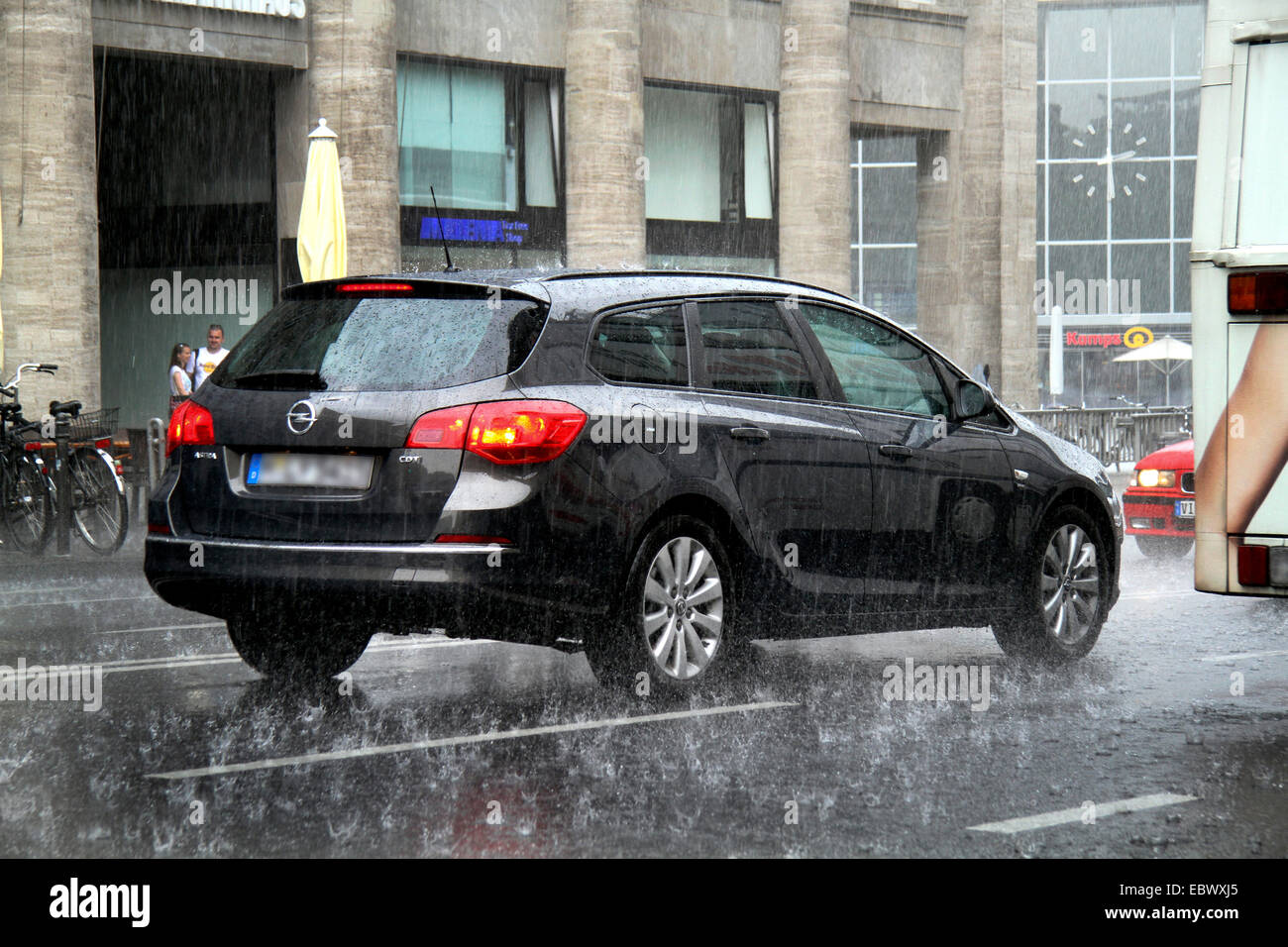 Heavy Rain e ostacolare il traffico stradale, Germania Foto Stock