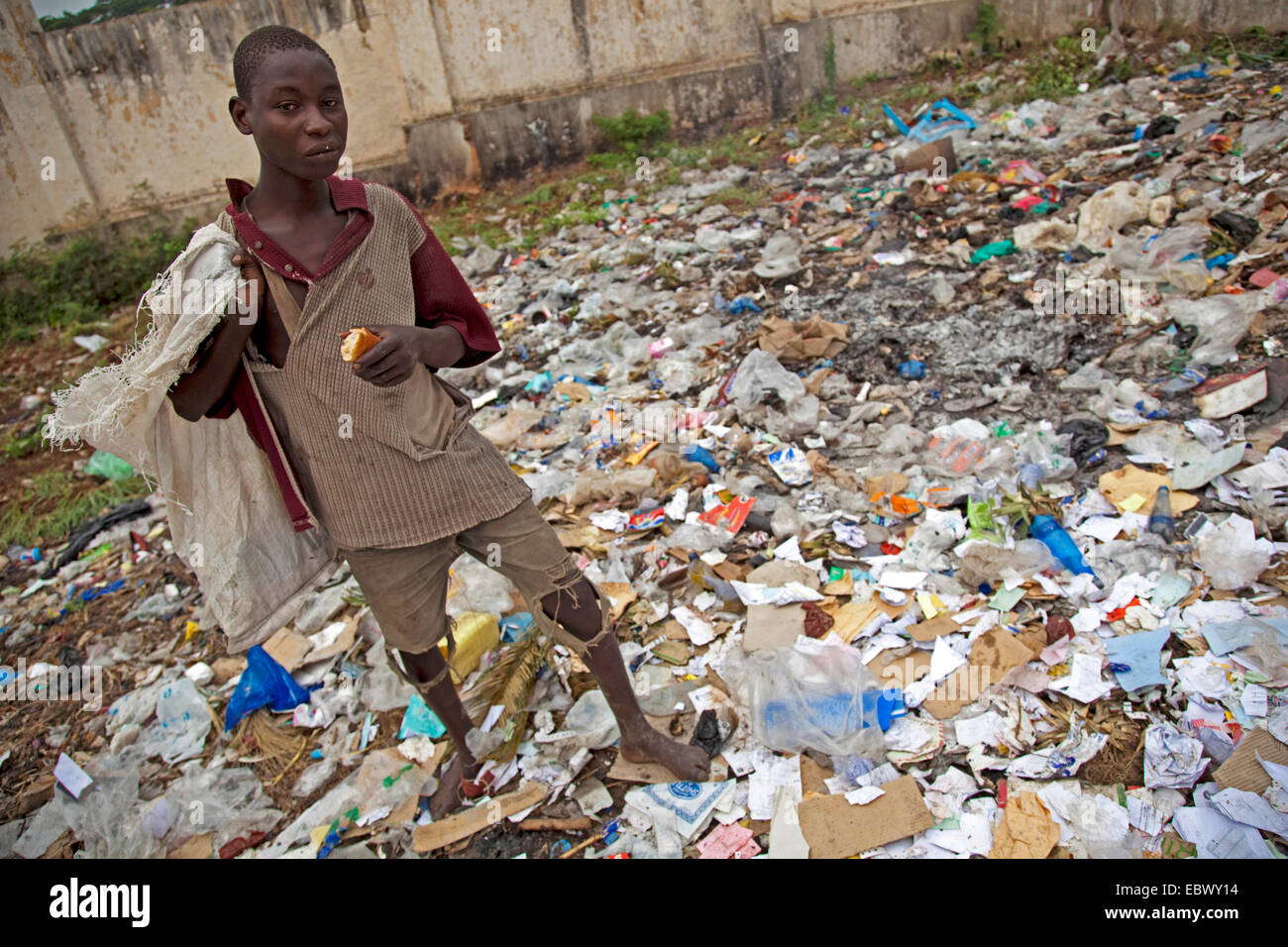 Giovane uomo è alla ricerca di cibo su un informale wasteyard nella città capitale burundese Bujumbura Marie, Bujumbura Foto Stock
