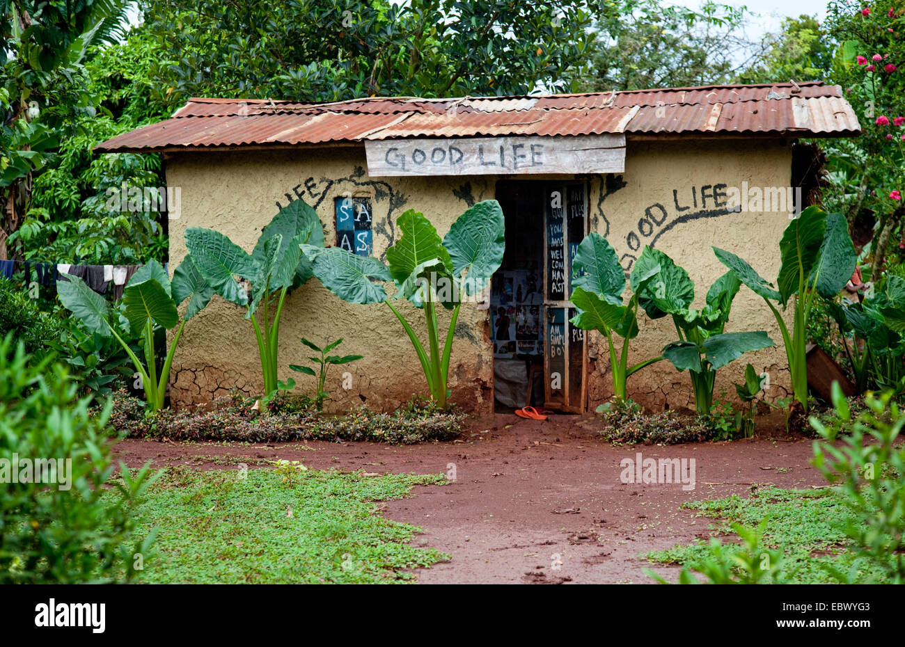 Semplice casa di fango in un area povera è stata verniciata con le parole "buona vita', Uganda Jinja Foto Stock