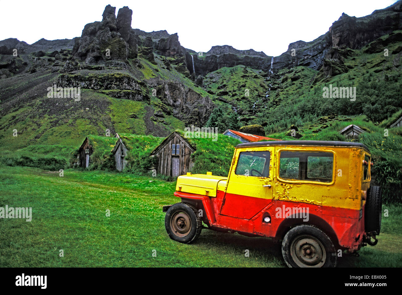 Xiii secolo ricoperto di erba capannoni al famoso Nupsstadur Farm w/ jeep Willis, Sud dell'Islanda, Islanda Foto Stock