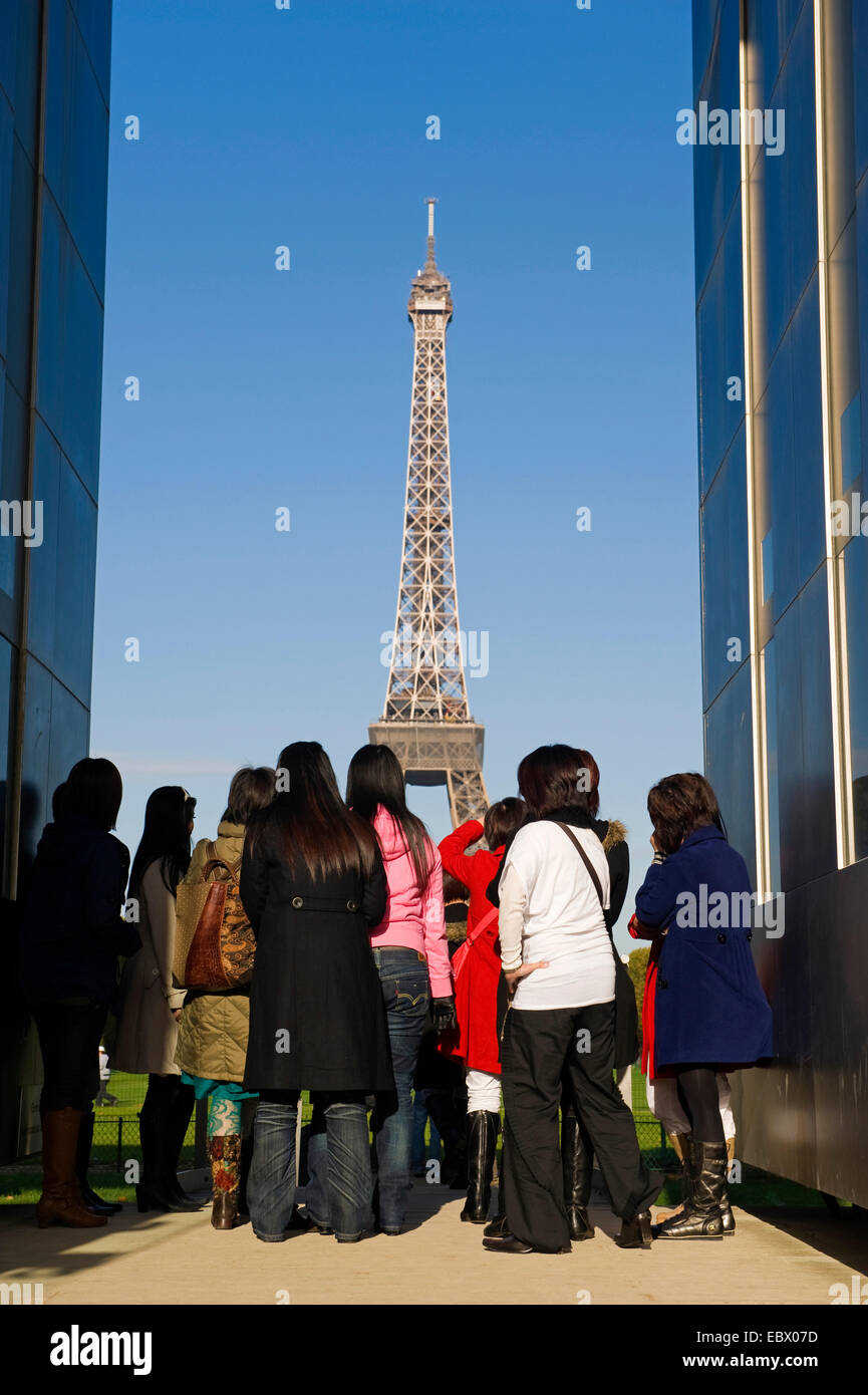 Gruppo femminile di turisti asiatici guardando la torre Eiffel dal palazzo delle Tuileries, Francia, Parigi Foto Stock