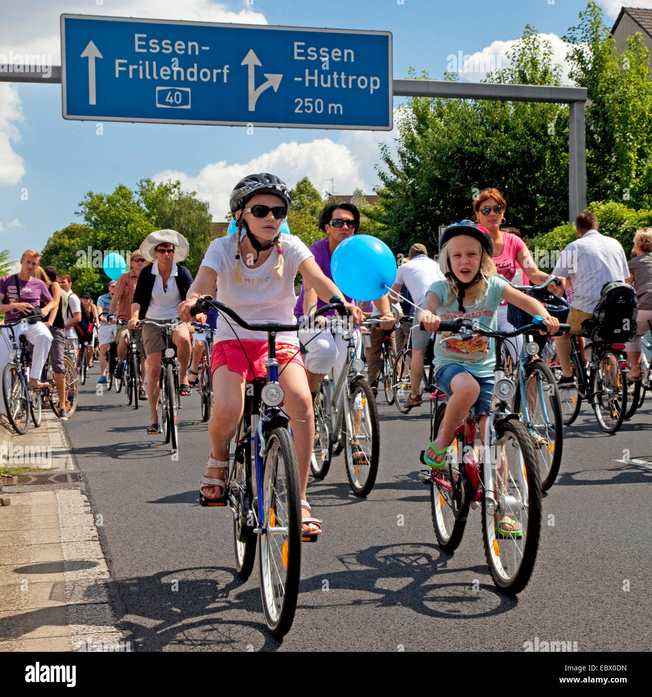 Biker sull'evento 'Still-Leben Ruhrschnellweg' sull'autostrada A 40, in Germania, in Renania settentrionale-Vestfalia, la zona della Ruhr, Essen Foto Stock