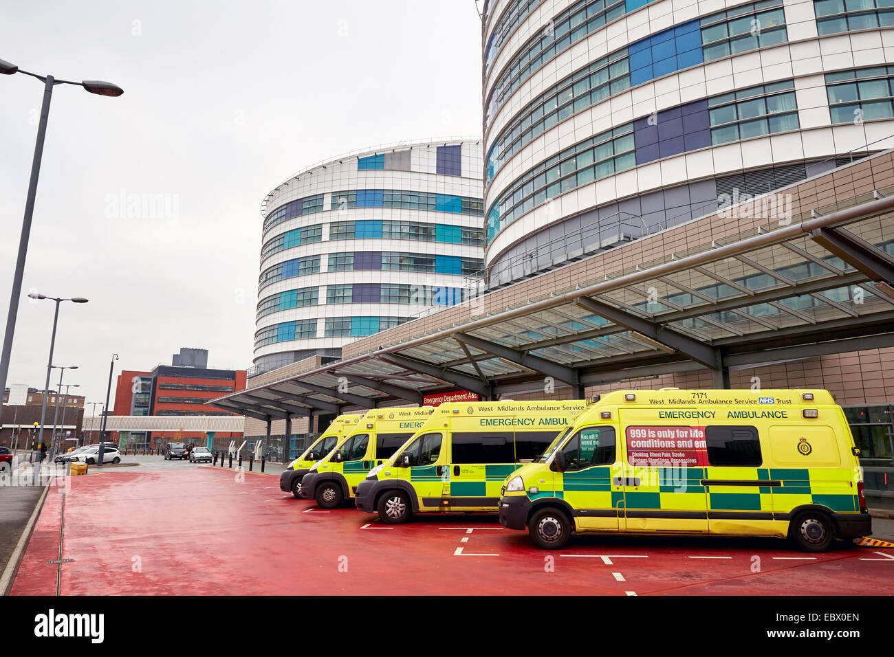 NHS ambulanze attendere al di fuori dell'ospedale QE Birmingham incidente e dipartimento di emergenza o un&E Dept. West Midlands ambulanza. Foto Stock
