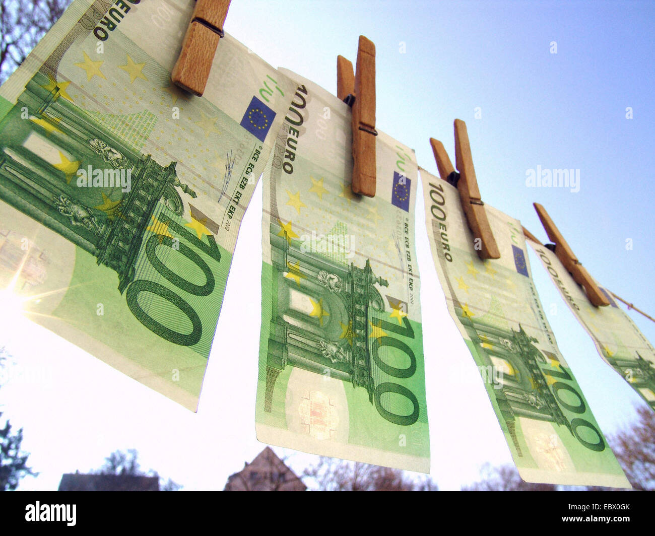 Immagine simbolica il riciclaggio di denaro, banconote su uno stendibiancheria Foto Stock