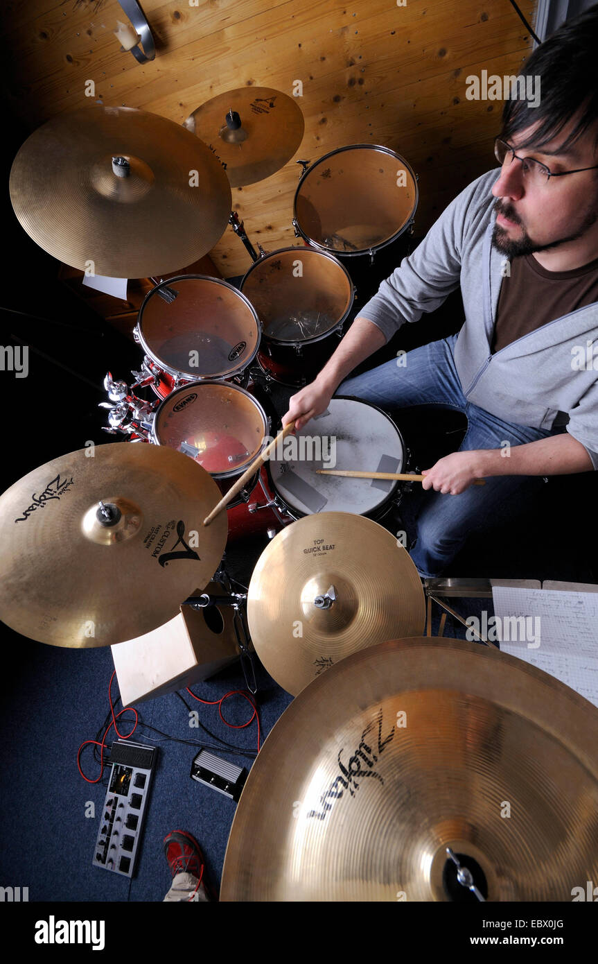 Uomo a suonare la batteria, Germania Foto Stock