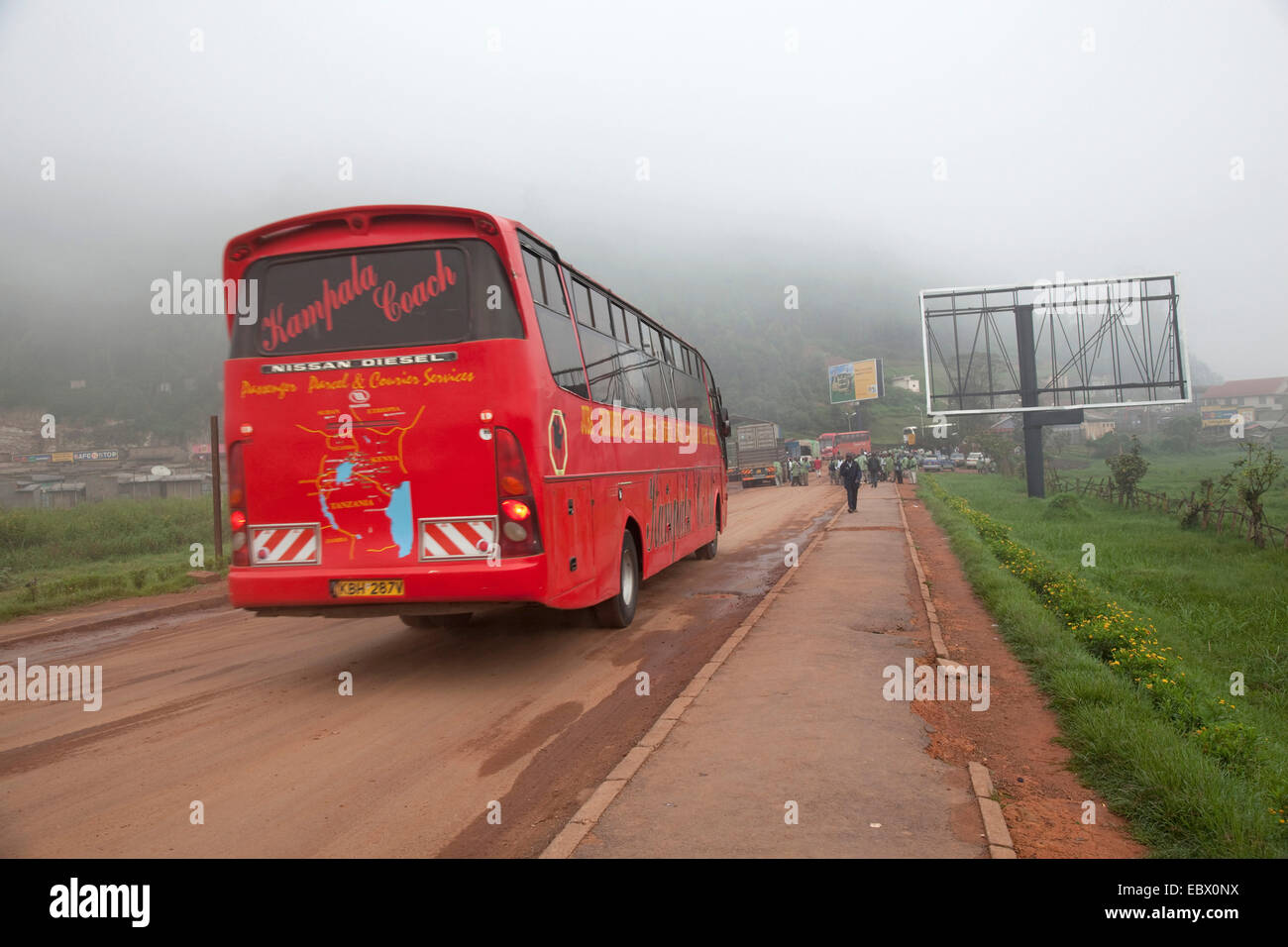 Pullman nella nebbia mattutina alla frontiera tra Rwanda e Uganda a Mbarara, Ruanda, Mbarara Foto Stock
