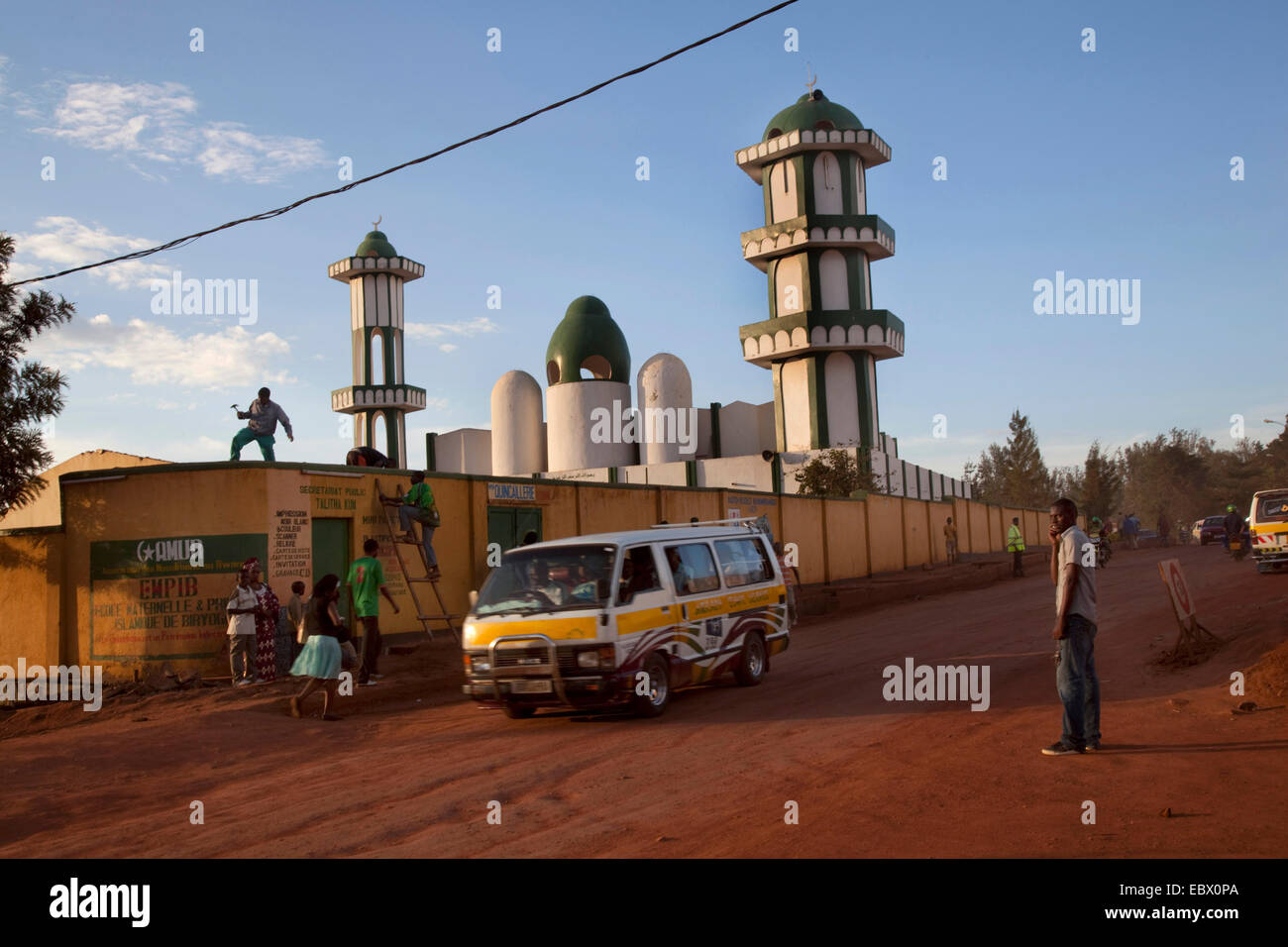 Moschea (l'bigges) di Nyamirambo, una zona di Kigali dove un più grande numero di musulmani vivono, opere di riparazione vengono eseguite sulla parete, Ruanda, Nyamirambo, Kigali Foto Stock