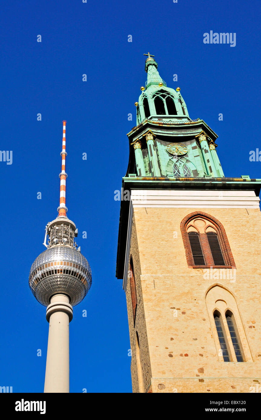 Fernsehturm di Berlino e la chiesa di Santa Maria, Germania Berlino Foto Stock