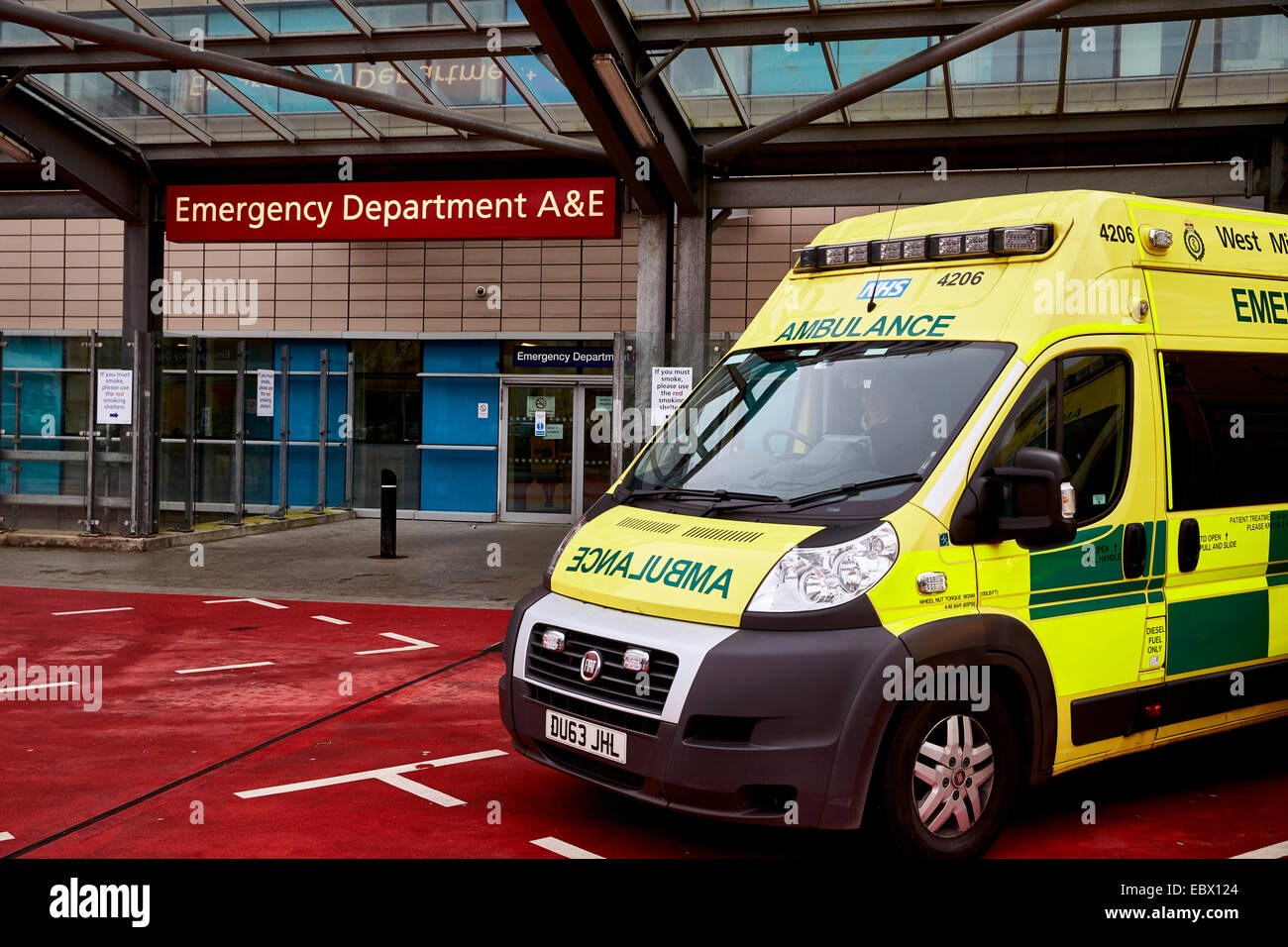 NHS ambulanze attendere al di fuori dell'ospedale QE Birmingham incidente e dipartimento di emergenza o un&E Dept. West Midlands ambulanza. Foto Stock