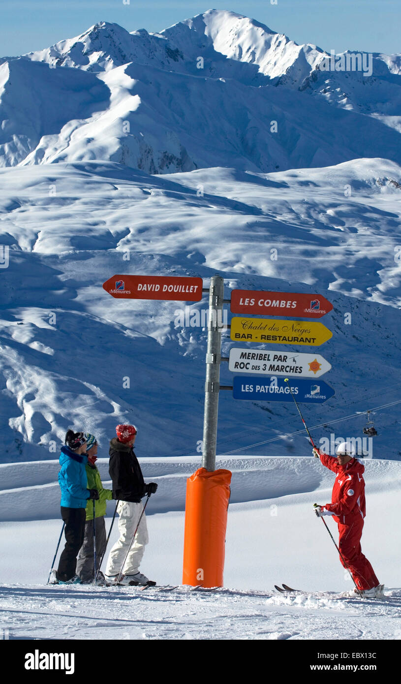 Gli sciatori in Les MÚnuires ski resort, Francia Foto Stock