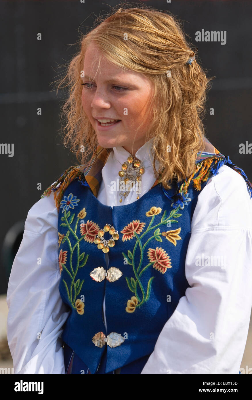 Ragazza in abito tradizionale, Norvegia, Stokmarknes Foto Stock