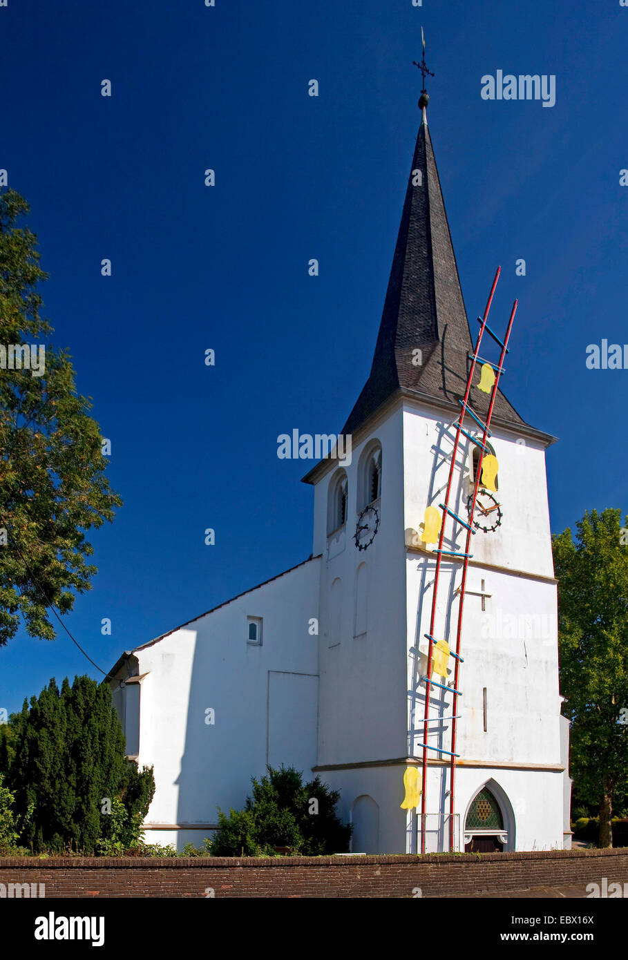 Chiesa evangelica con scaletta al cielo in Goetterswickerhamm, in Germania, in Renania settentrionale-Vestfalia, la zona della Ruhr, Voerde Foto Stock