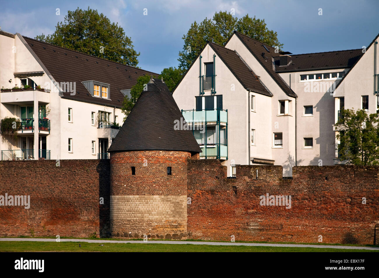 Vecchie mura della città con le nuove case costruite a porta interna, in Germania, in Renania settentrionale-Vestfalia, la zona della Ruhr, Duisburg Foto Stock