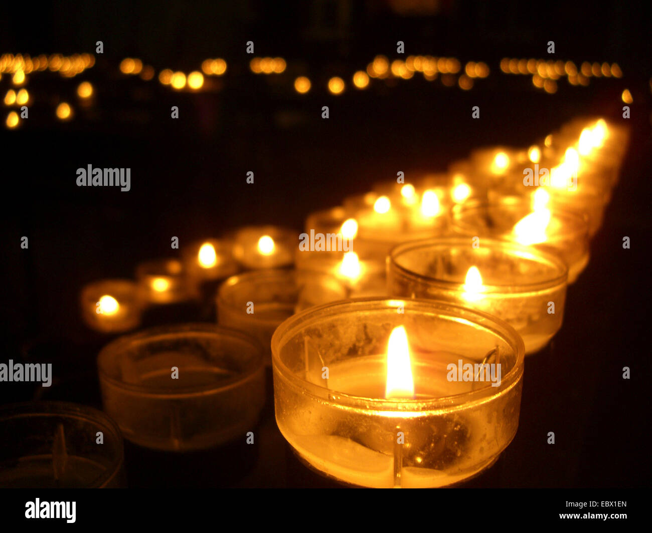 Memorial candele in una chiesa Foto Stock