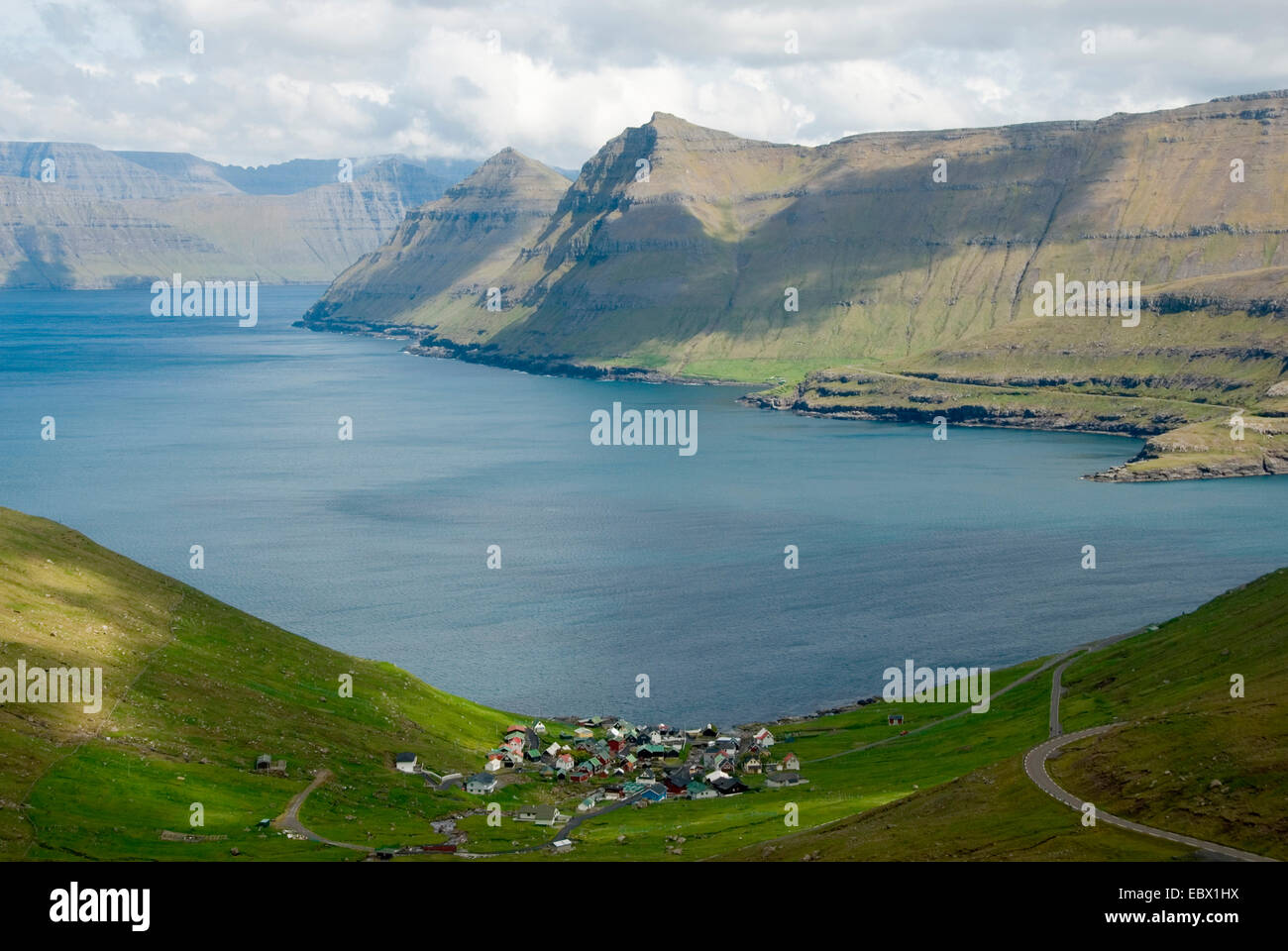 Vista del villaggio und fiordo Funningsfjordur, Danimarca, Isole Faerøer, Esturoy Foto Stock