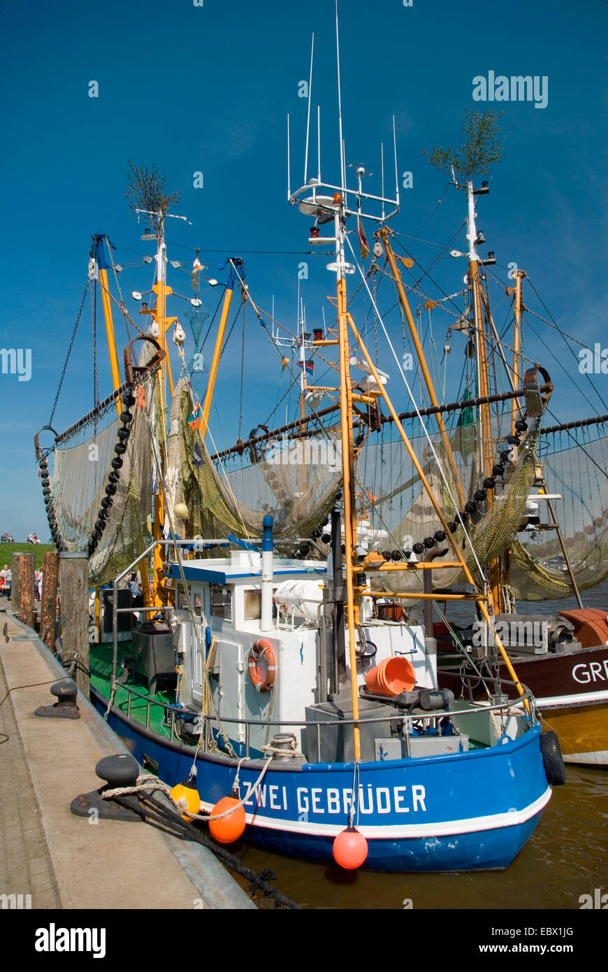 Fresa di pesca "zwei Gebrueder' nel porto, Germania, Bassa Sassonia, Greetsiel Foto Stock