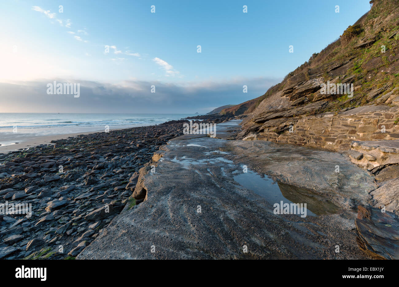 La spiaggia e le scogliere a Portholland sulla costa della Cornovaglia Foto Stock