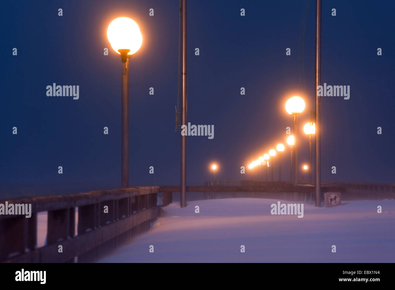 Pontile illuminata di notte, Germania, Meclemburgo-Pomerania, Wustrow, Darss Foto Stock