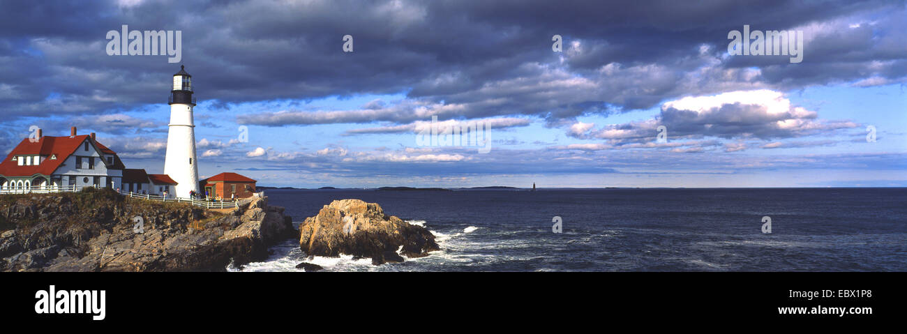 Portland Head Lighthouse con grandi nuvole nel cielo, STATI UNITI D'AMERICA, Maine, Portland Foto Stock