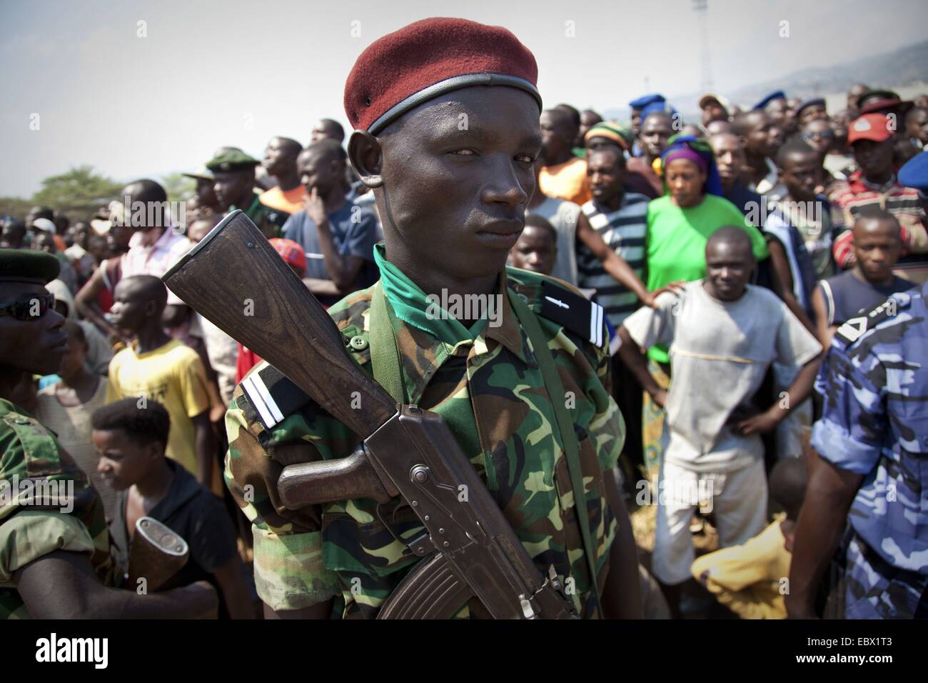 Soldato in piedi di fronte alla folla, Burundi Bujumbura Marie, Bujumbura Foto Stock