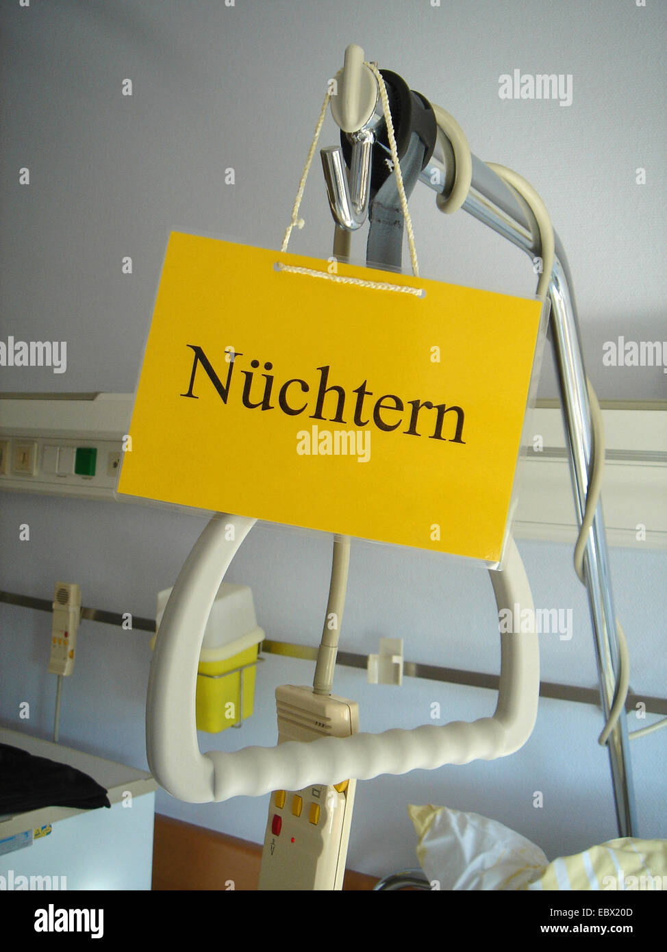 Segno "Nuechtern', il digiuno in corrispondenza di un vuoto di letto di ospedale Foto Stock