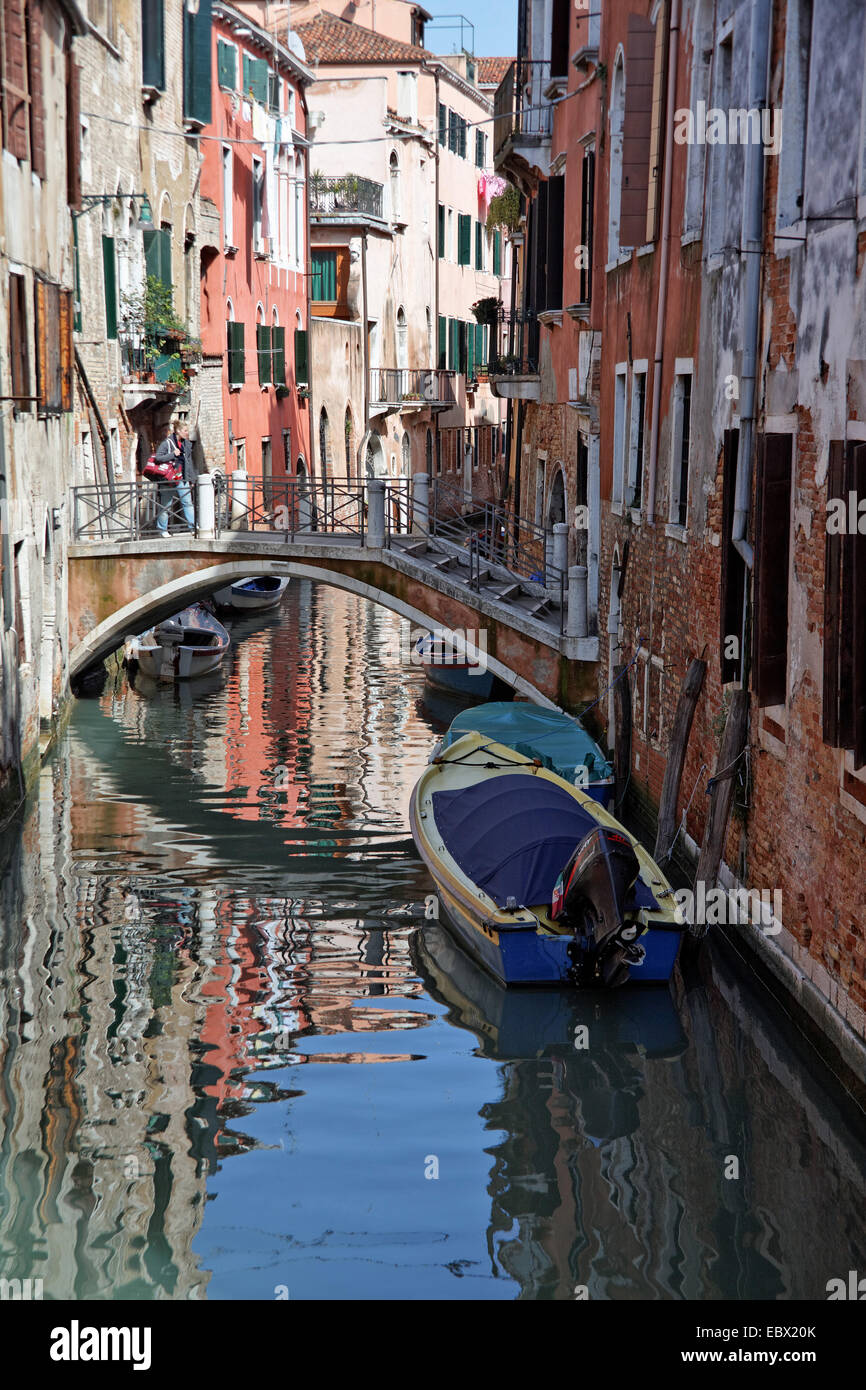 Ponte su un canale di Venezia, Venezia Foto Stock