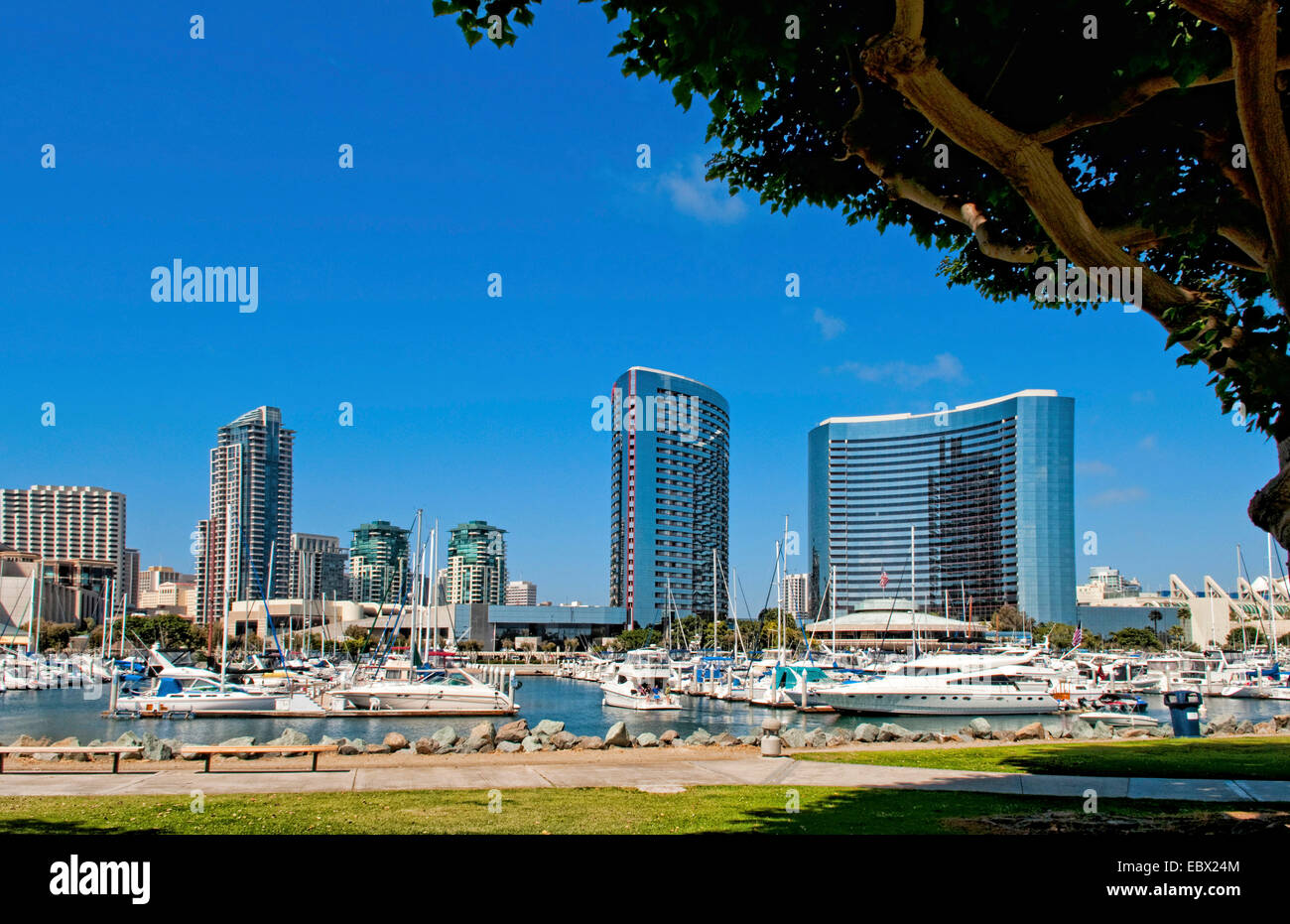 Il Seaport Village Marina nella Baia di San Diego con barche e navi in molo, Stati Uniti, California, San Diego Foto Stock