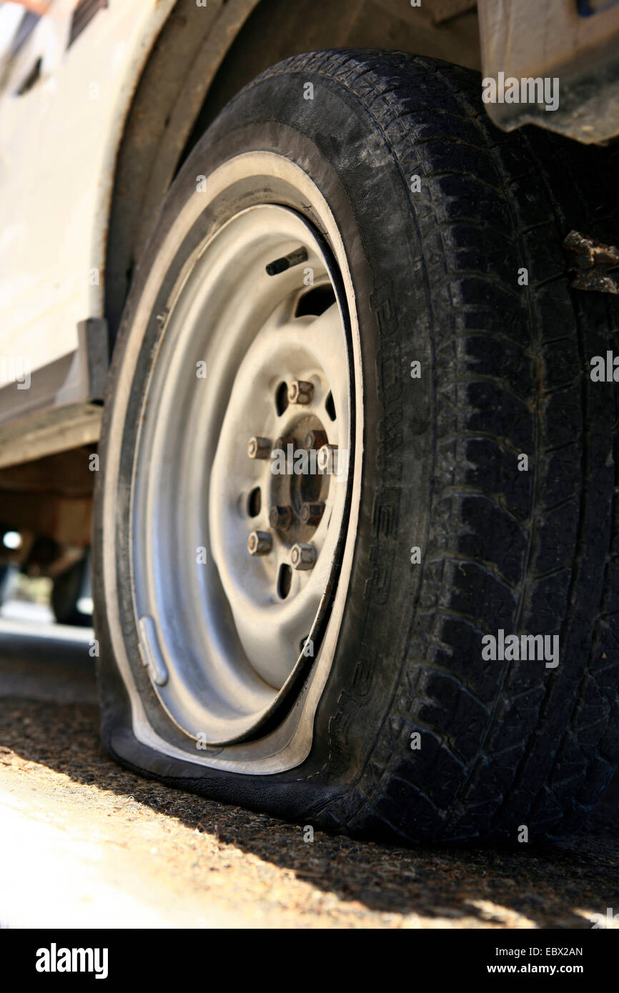 Il pneumatico sgonfio in corrispondenza di un'autovettura, Malta, Gozo Foto Stock