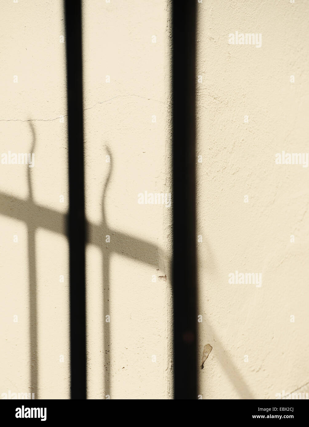 Close up della cancellata in ferro battuto e ombra sulla parete Foto Stock