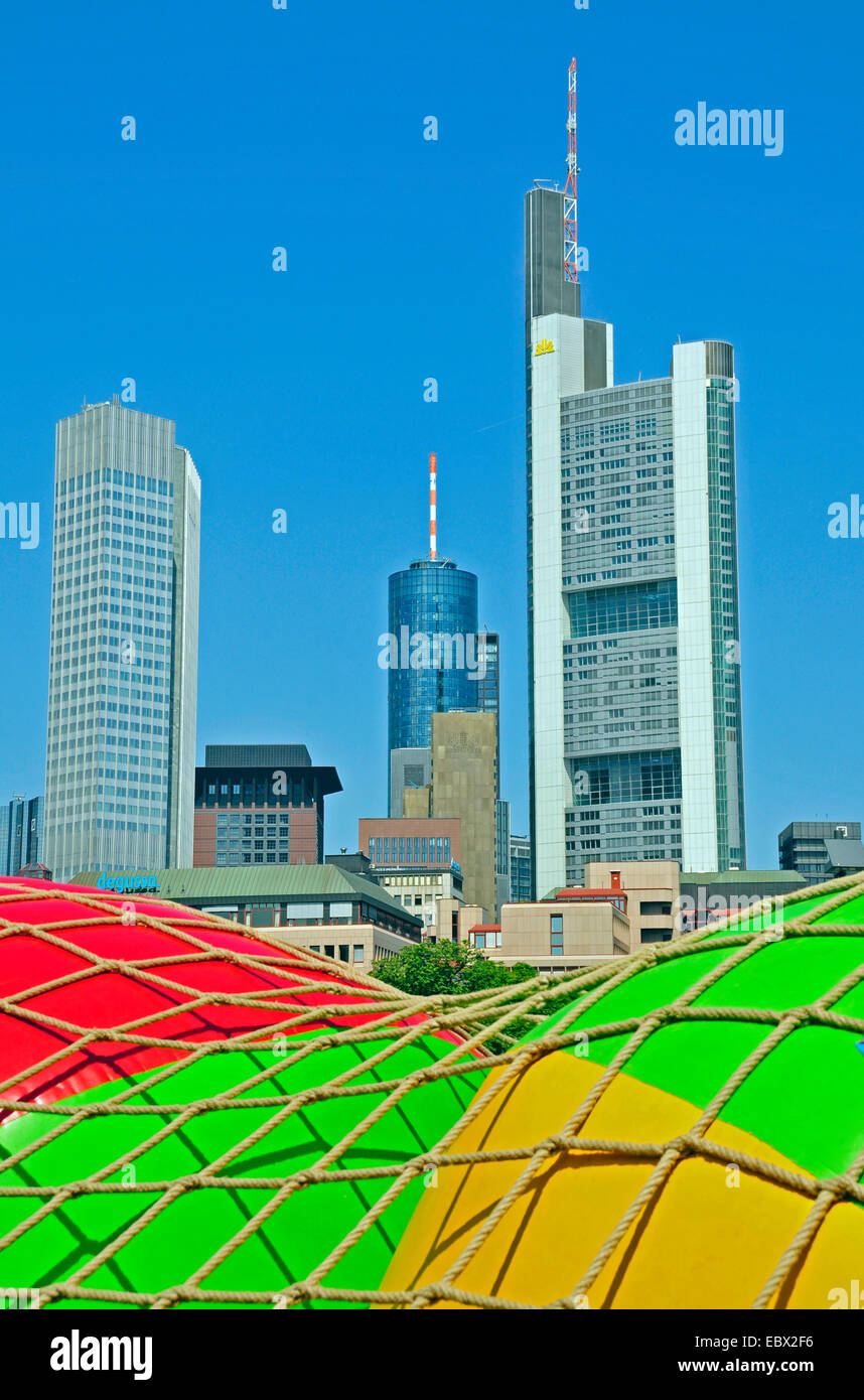 Parco giochi per bambini sul Museumsmeile, in background builings se Dresdner Bank, Torre principale, la Helaba e Commerzbank, Germania, Hesse, Francoforte Foto Stock