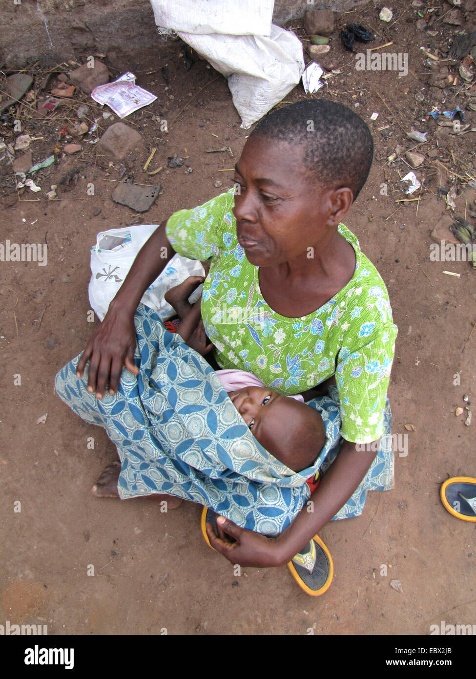 Donna anziana è seduto e tiene un bambino sul suo braccio, Burundi Bujumbura marie, Bwiza Bujumbura Foto Stock