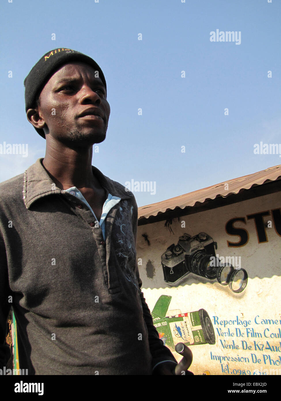 Giovane uomo con il tappo nella parte anteriore del photo studio, Burundi Bujumbura marie, Bwiza Bujumbura Foto Stock