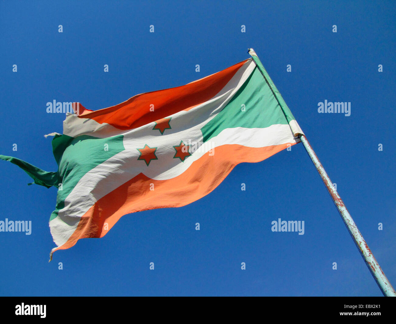 Danneggiato bandiera burundesi a festeggiamenti per la Giornata Internazionale dei Diritti Umani (10 dicembre 2009), celebrato congiuntamente dal governo burundese e dell'ONU Ufficio integrato in Burundi, Burundi Bujumbura rurale, Kabezi Foto Stock
