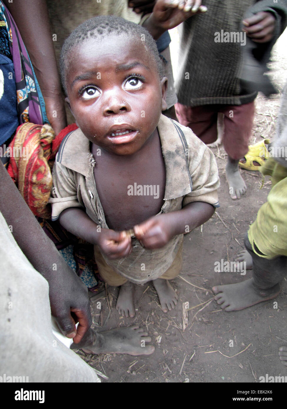 Little Boy in un gruppo di membri della minoranza dei Batwa vivono in un isolato area rurale, Burundi Bujumbura rurale, Mutimbuzi Foto Stock