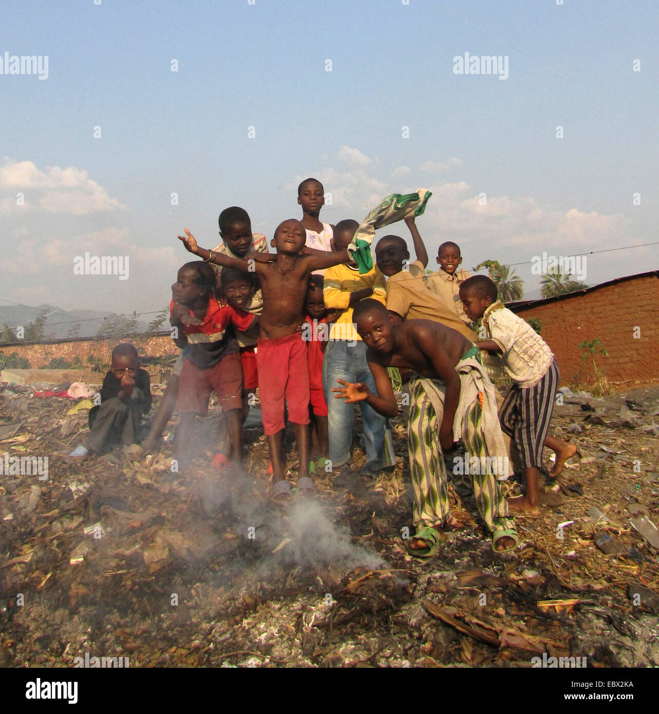 I bambini in posa su una discarica di baraccopoli dietro la masterizzazione di garbage, Burundi Bujumbura mairie, Buyenzi Bujumbura Foto Stock