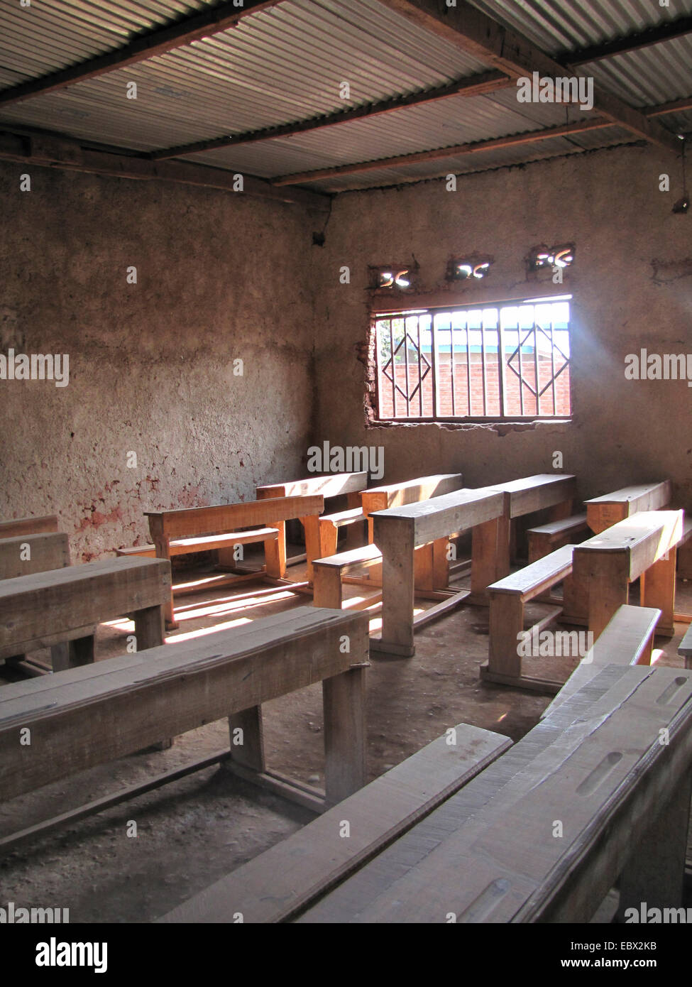 Classe primitiva camera con panche di legno, Burundi Bujumbura mairie, Buyenzi Bujumbura Foto Stock
